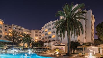 Una piscina techada, una piscina al aire libre
