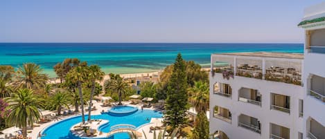 Minibar, in-room safe, blackout curtains, free WiFi