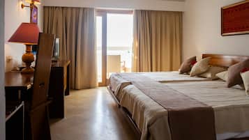 Minibar, coffres-forts dans les chambres, bureau, rideaux occultants