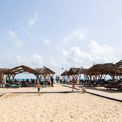 私家海滩、白沙、沙滩椅、海滩遮阳伞