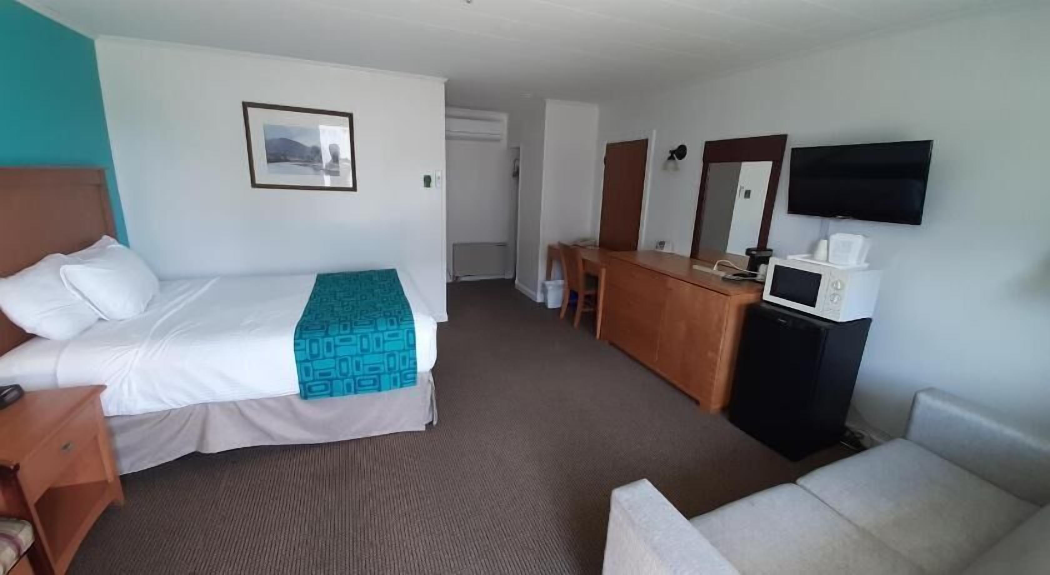 Desk, iron/ironing board, cots/infant beds, free WiFi