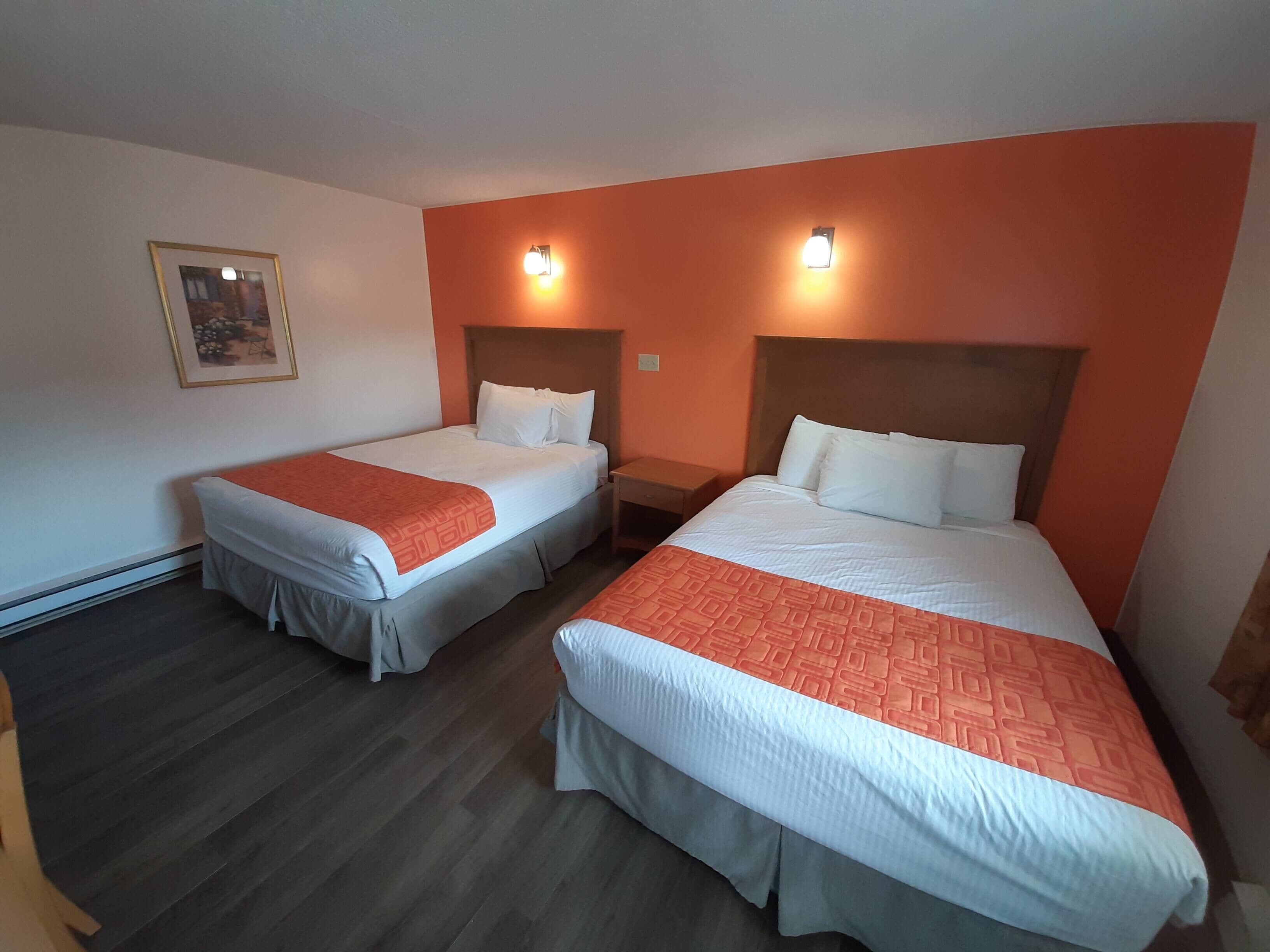 Een bureau, een strijkplank/strijkijzer, babybedden (toeslag)