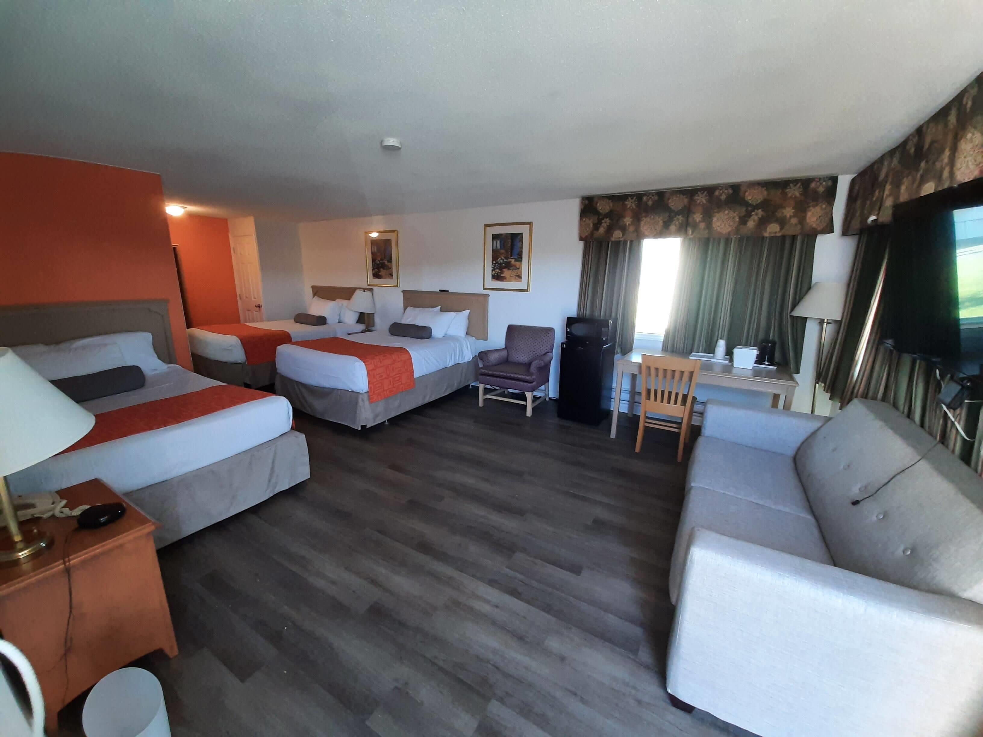 Room, 3 Double Beds (Drive Up)