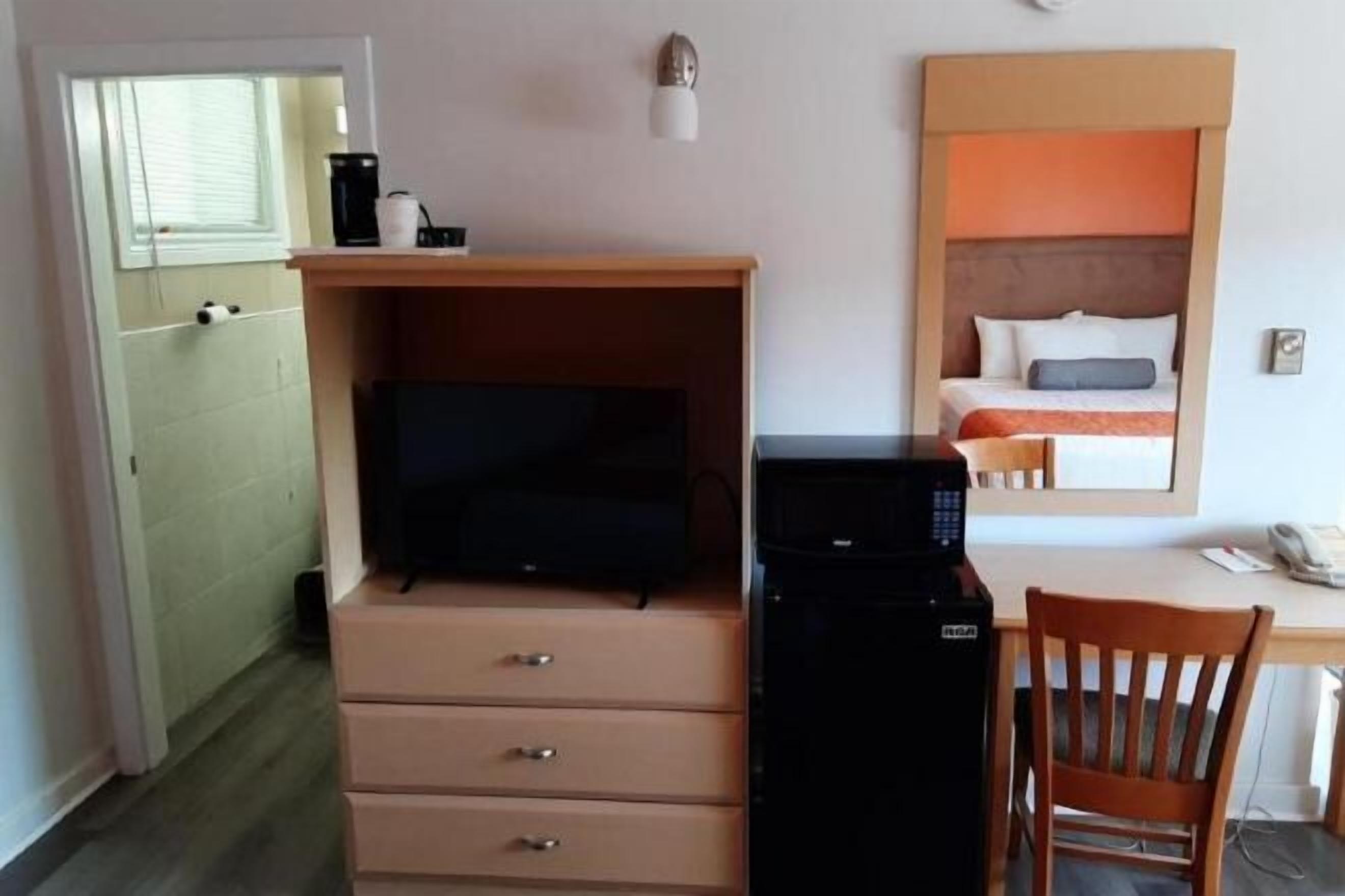 Een bureau, een strijkplank/strijkijzer, babybedden (toeslag)