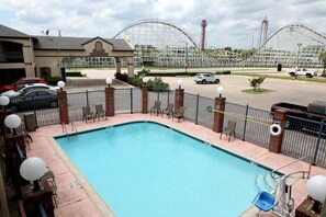 Seasonal outdoor pool - Ranger Inn and Suites (Arlington)