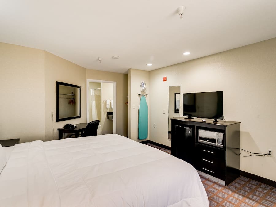 Kamer, 1 kingsize bed, roken | Een bureau, een laptopwerkplek, een strijkplank/strijkijzer, gratis wifi