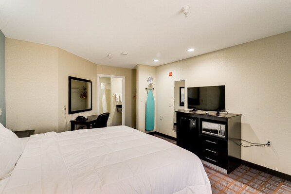 Room, 1 King Bed, Smoking | Desk, laptop workspace, iron/ironing board, free WiFi - Ranger Inn and Suites (Arlington)
