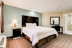 Rom, 1 kingsize-seng, røyk | Skrivebord, skrivebord for bærbar PC og strykejern/-brett