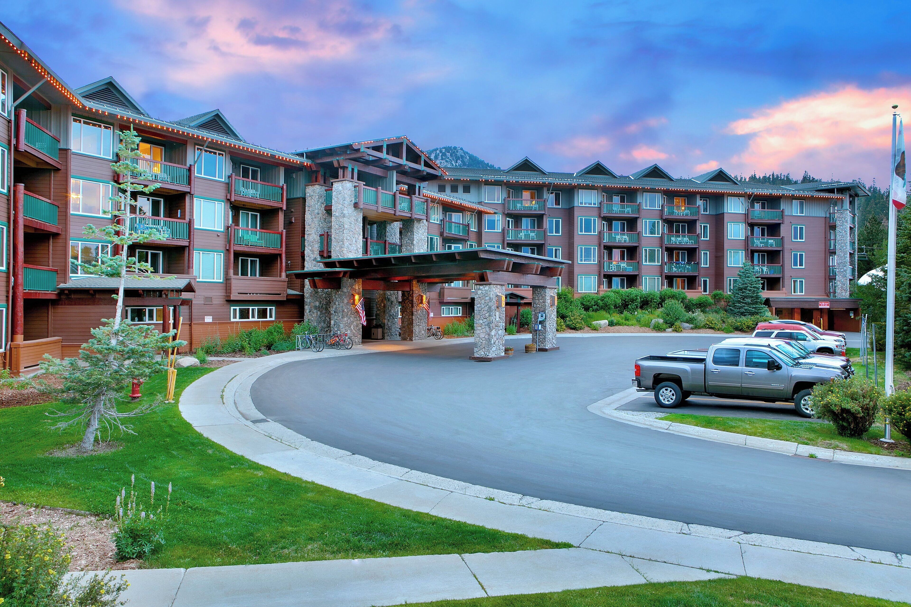 Vista frontal de la propiedad por la tarde o noche