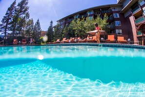 2 piscines extérieures, piscine chauffée, chaises longues