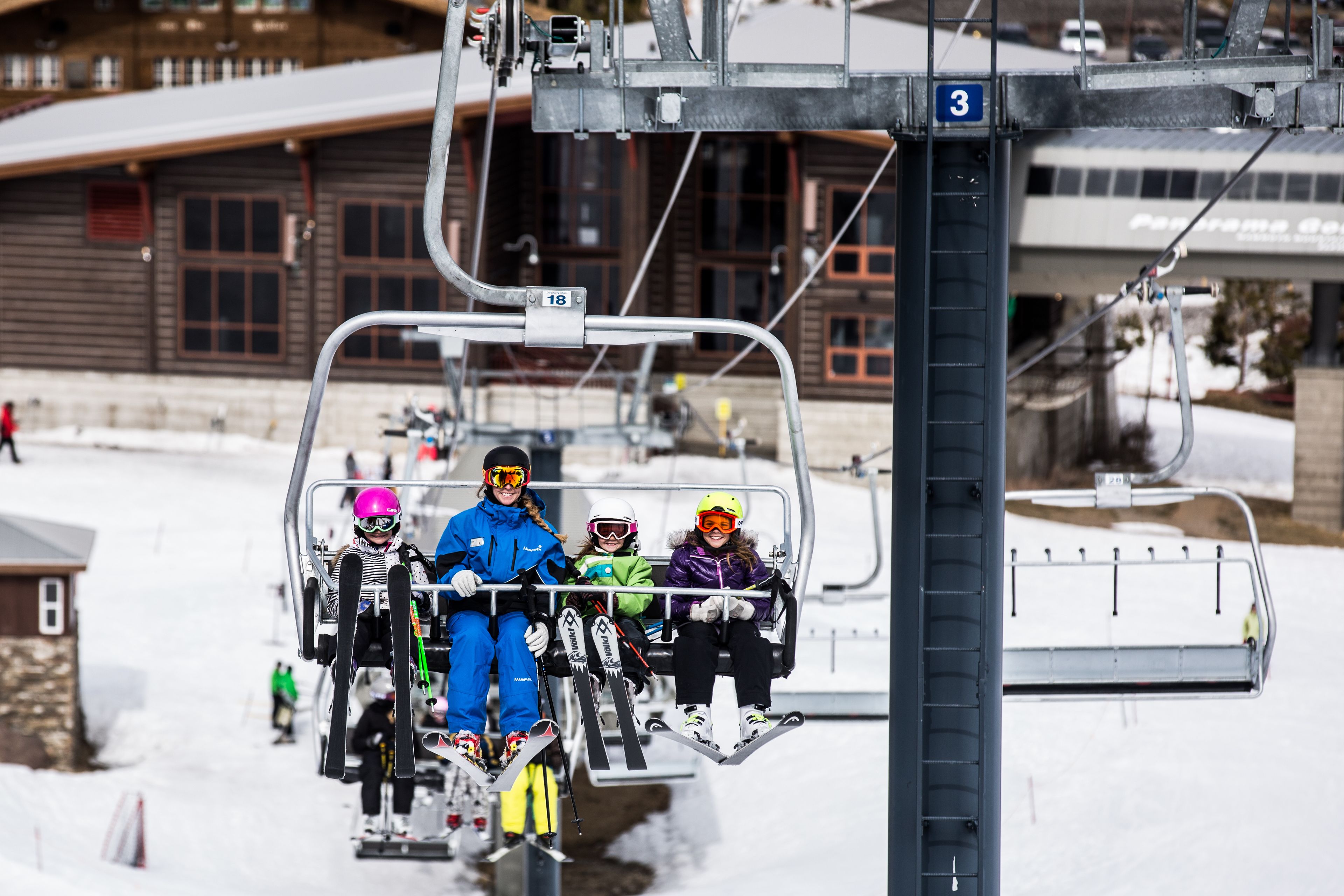 Een skilift met passagiers in winterkleding.