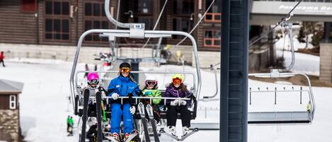 Een skilift met passagiers in winterkleding.