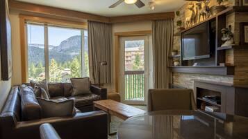 Leilighet, 2 soverom (Two Bedroom Condominium with 2 Twins) | Oppholdsområde | Flatskjerm-TV, peis, DVD-spiller og filmkjøp