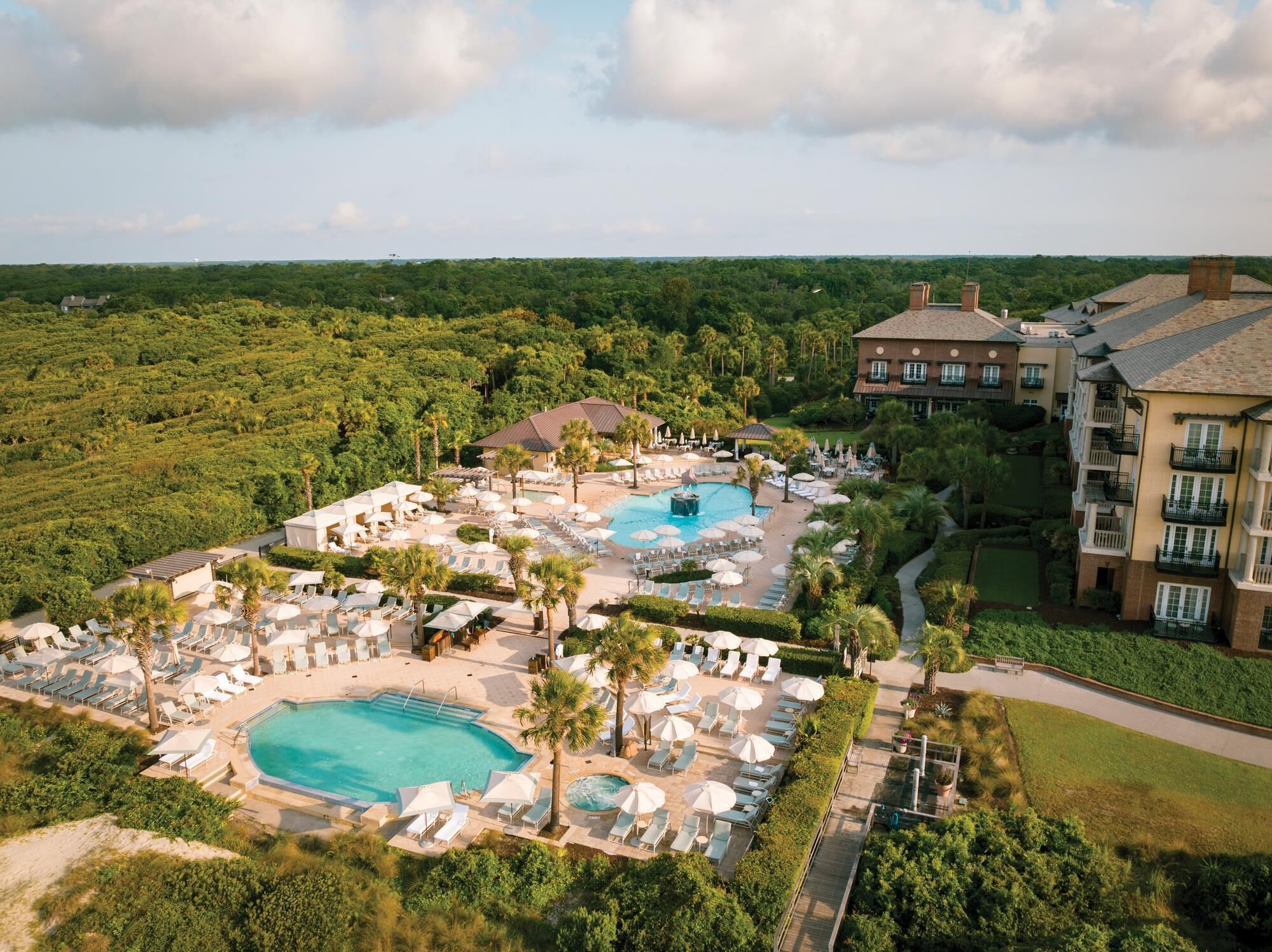 室内游泳池，2 室外游泳池，收费帐篷屋，池畔遮阳伞