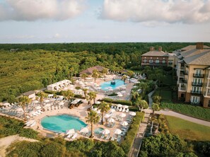 Piscine couverte, 2 piscines extérieures, tentes de plage