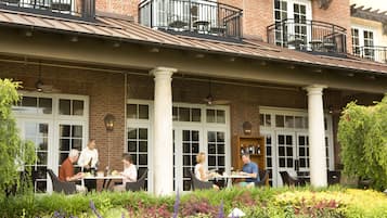 3 restaurantes, se sirven desayunos, comidas, cenas y cocina regional