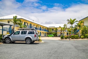Free self parking - Mackay Seabreeze Apartments (Slade Point)