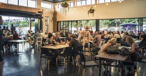 Déjeuner et dîner servis sur place, vue sur la plage 