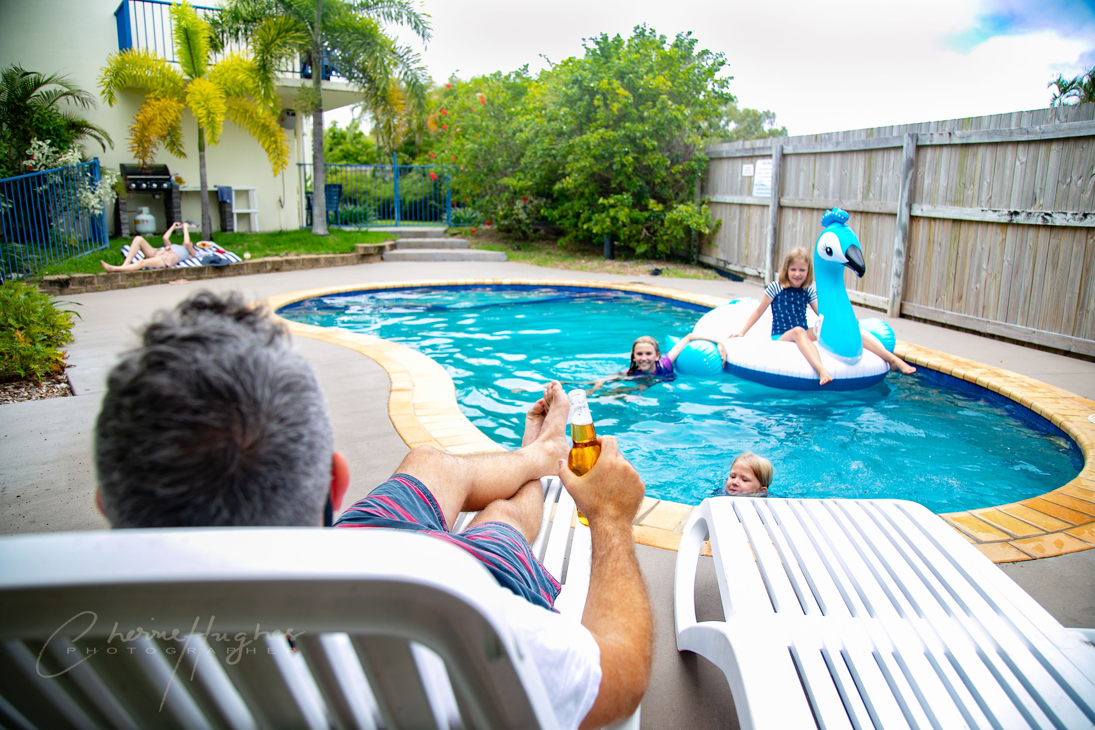 Una piscina al aire libre, tumbonas