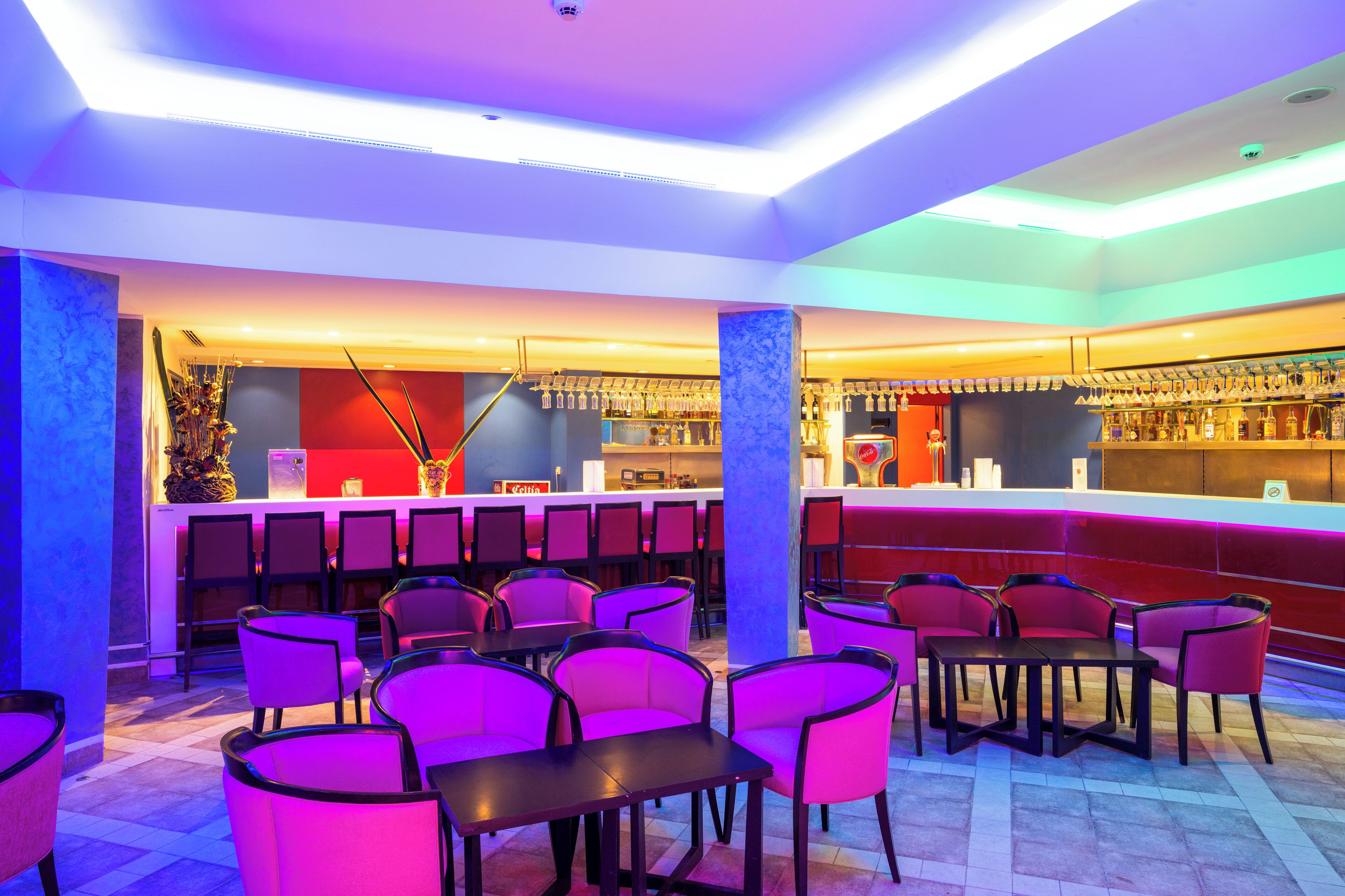 Eine Bar mit Theke und Sitzgelegenheiten.