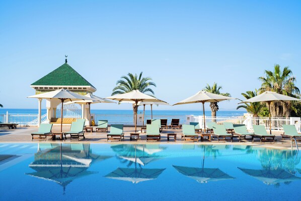 Piscine couverte, 2 piscines extérieures, parasols de plage