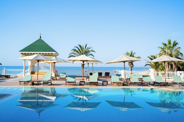 Piscine couverte, 2 piscines extérieures, parasols de plage