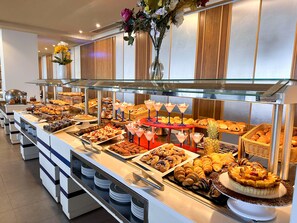 Free daily buffet breakfast 