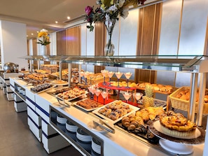 Free daily buffet breakfast