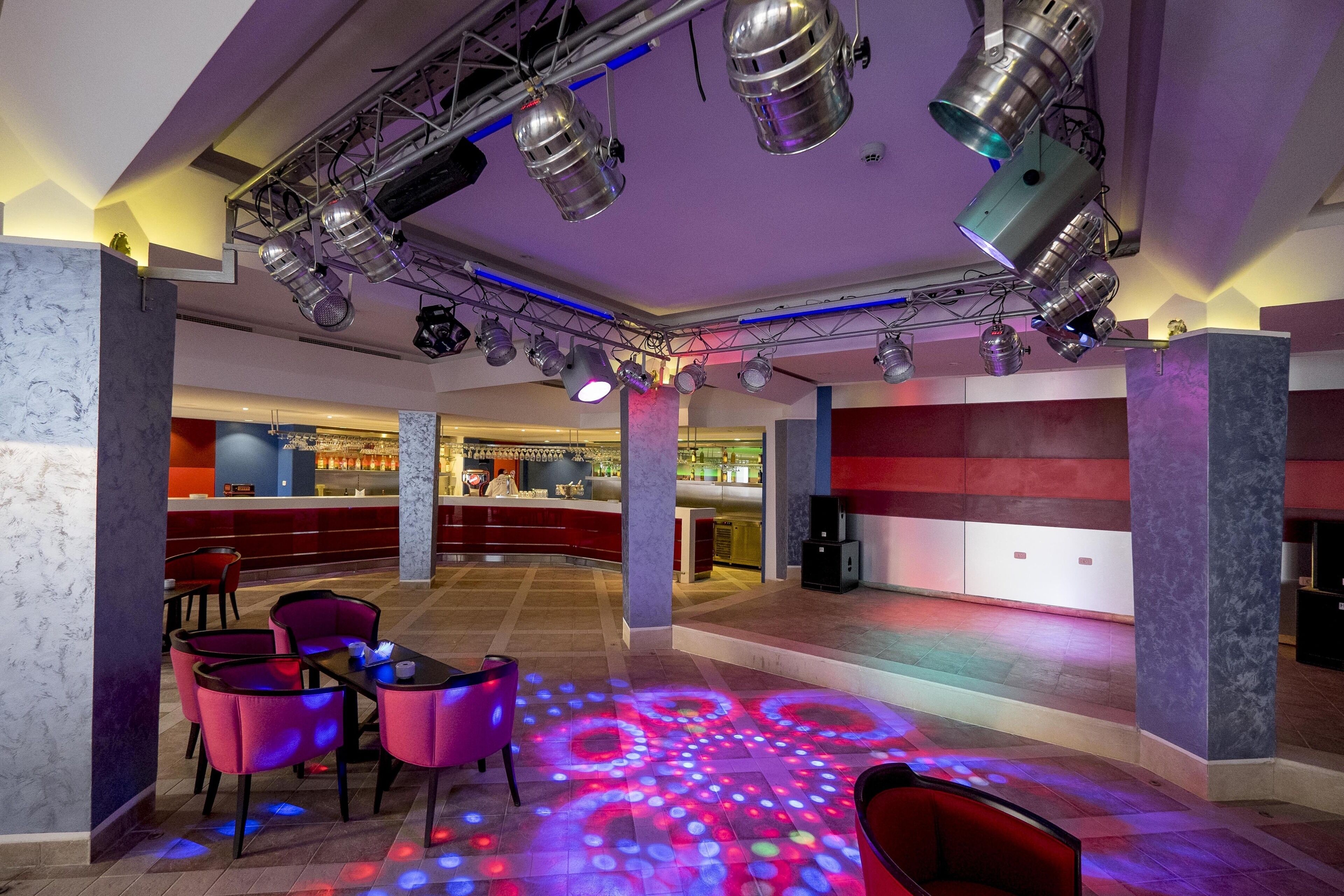 Amplio espacio interior con barra, asientos y techo con luces de escenario.