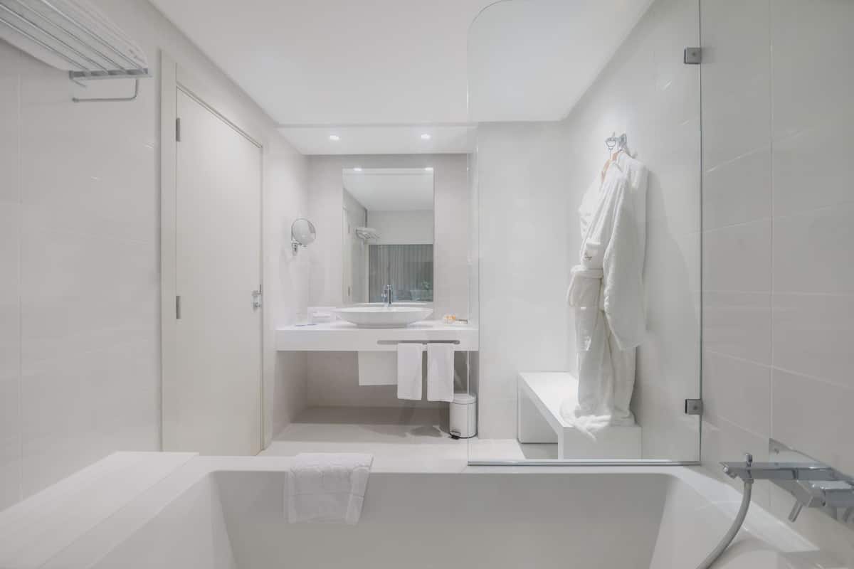 Amenidades de baño de diseñador, secadora de cabello, batas, pantuflas