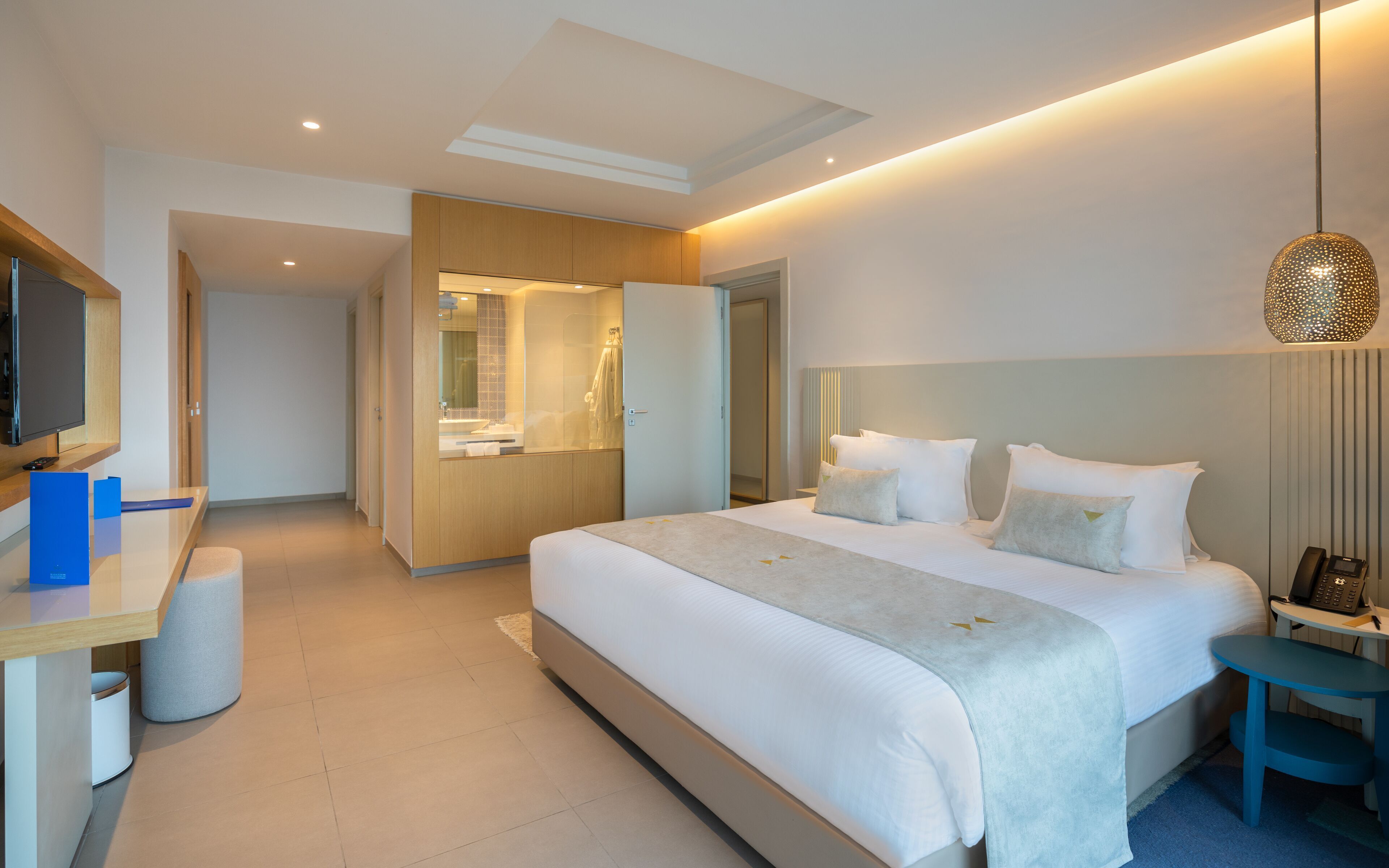 Ropa de cama de alta calidad, camas Select Comfort y minibar 