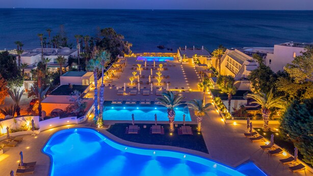 A resort with a large swimming pool, lounge areas, and a view of the ocean. - Royal Azur Thalassa (Hammamet)