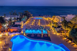 A resort with a large swimming pool, lounge areas, and a view of the ocean. - Royal Azur Thalassa (Hammamet)