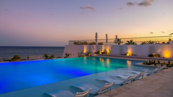 Una piscina techada, 3 piscinas al aire libre, sombrillas