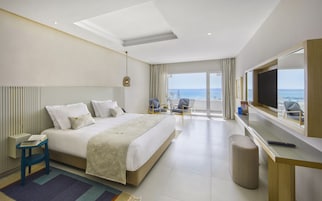 Seprai premium, tempat tidur Select Comfort, minibar, dan brankas