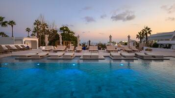 Indoor pool, 3 outdoor pools, pool umbrellas, pool loungers