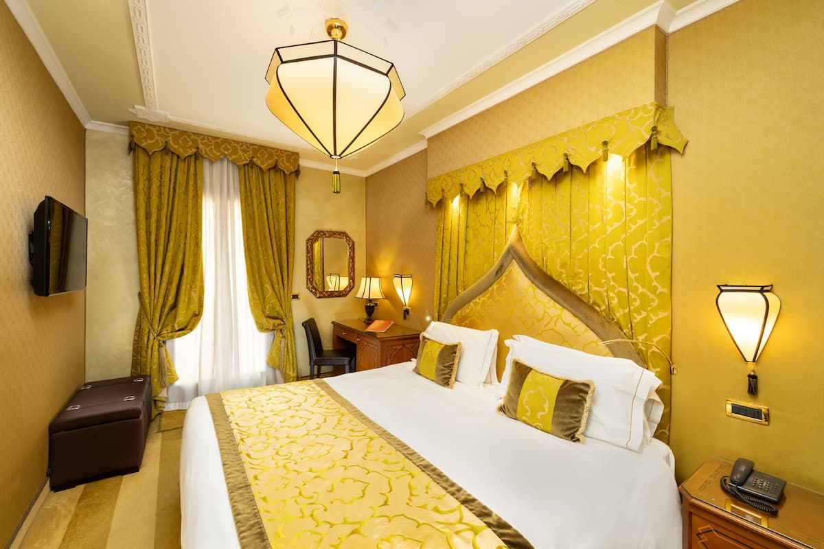 Deluxe Double or Twin Room, Canal View | Hypo-allergenic bedding, down duvets, minibar, in-room safe
