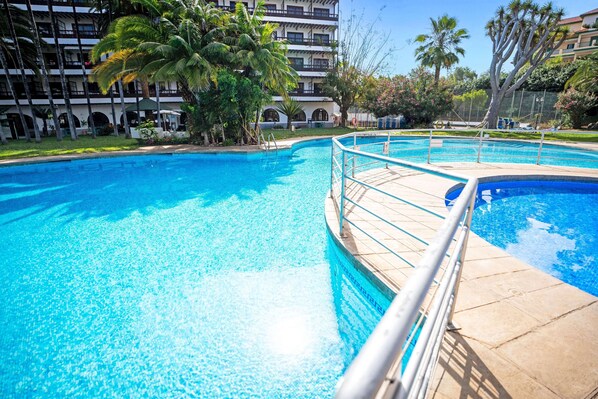 2 outdoor pools