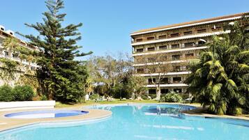 2 albercas al aire libre