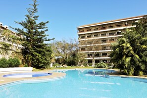 2 outdoor pools