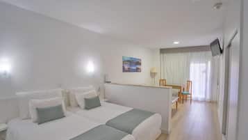 Una cassaforte in camera, tende oscuranti