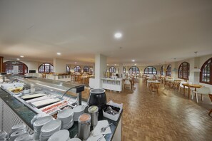 S'hi serveixen esmorzars, dinars i sopars 