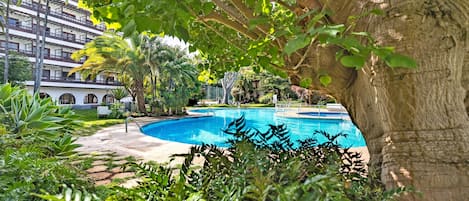 2 piscines extérieures