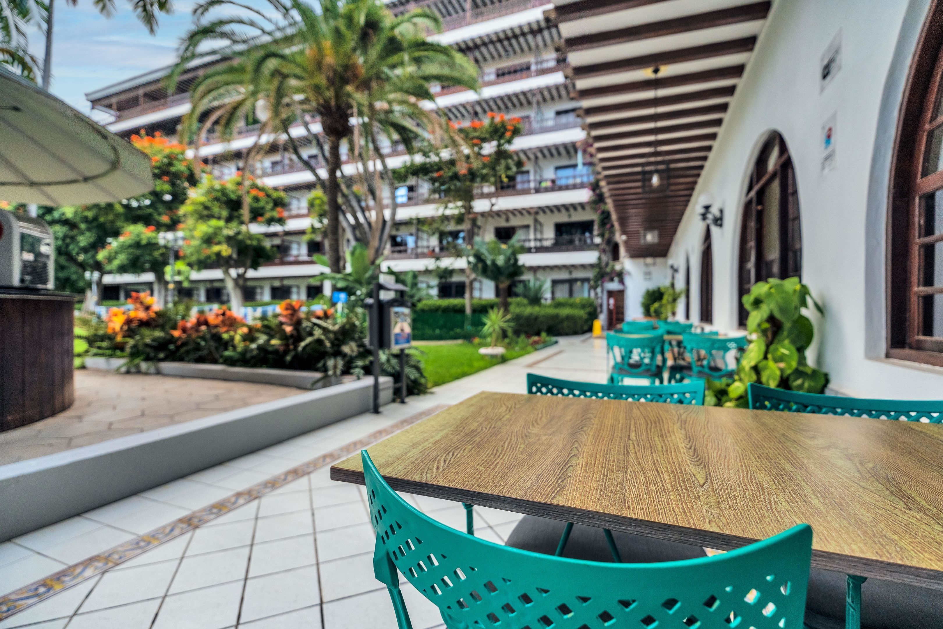 Breakfast, lunch and dinner served