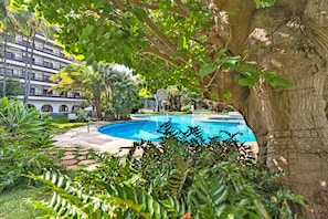 2 outdoor pools