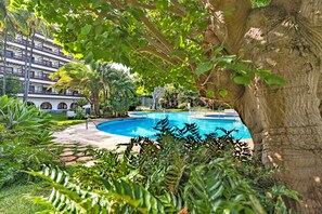 2 outdoor pools