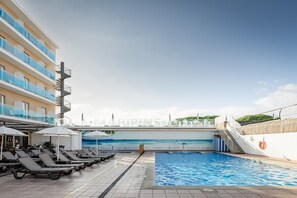 Outdoor pool, pool umbrellas, sun loungers