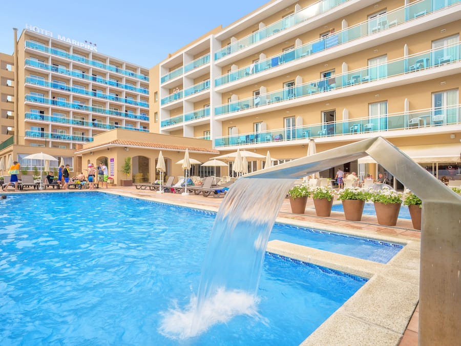 Piscina externa, guarda-sóis, espreguiçadeiras