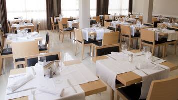 Dagelijks ontbijtbuffet (EUR 12 per persoon)