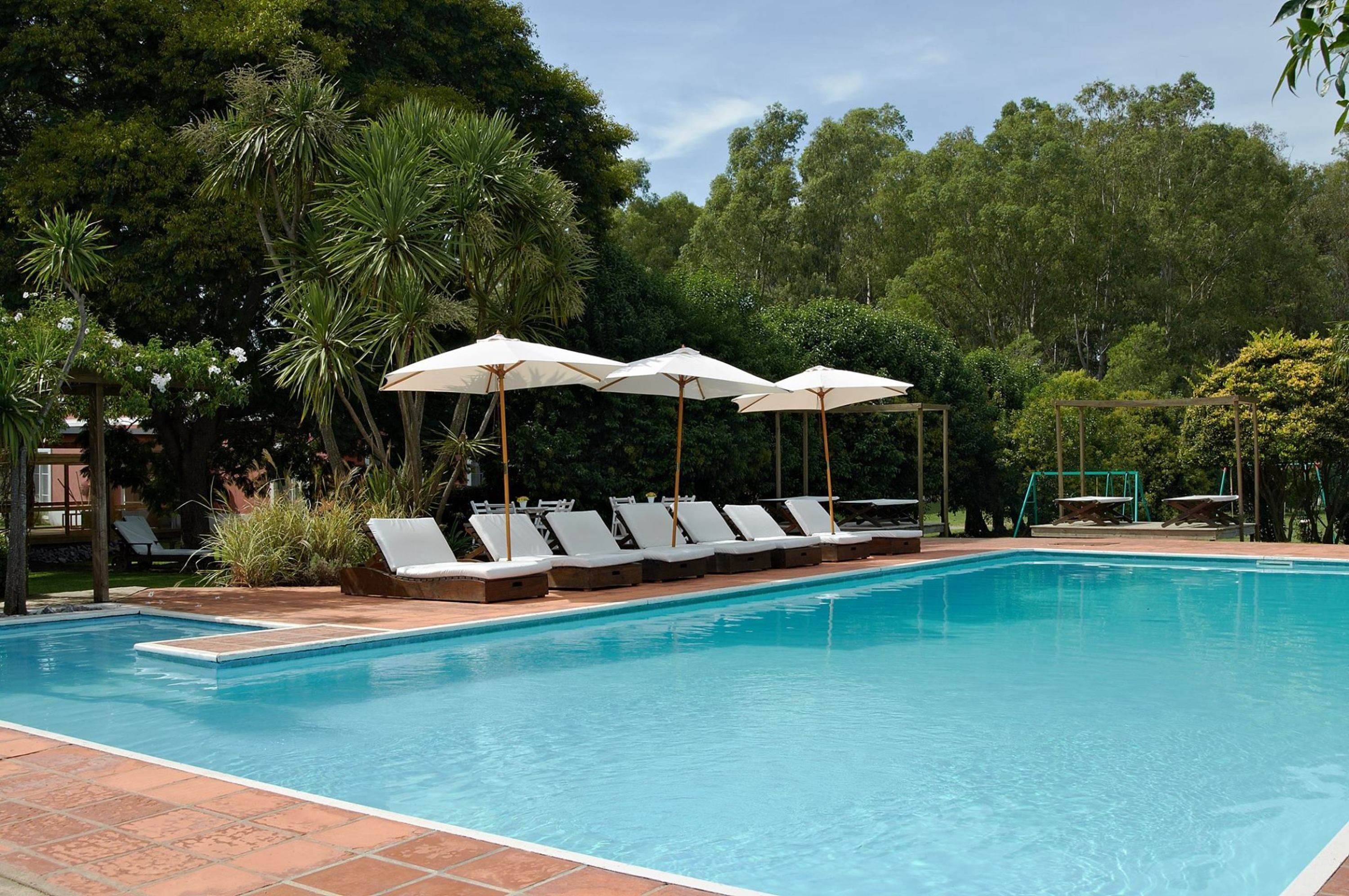 Alberca techada y alberca al aire libre